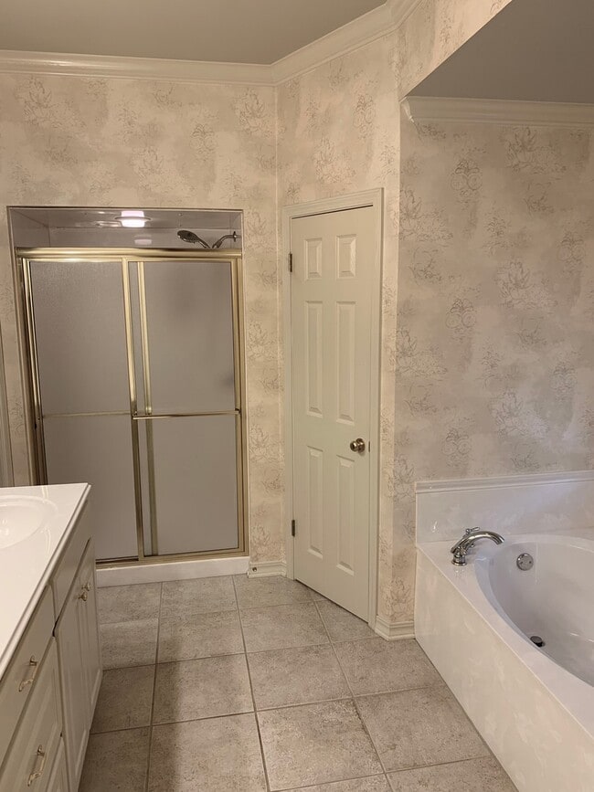 Building Photo - BEAUTIFUL HOME IN AZALEA GARDENS