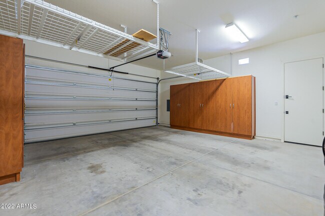 Building Photo - 734 W Juniper Ln