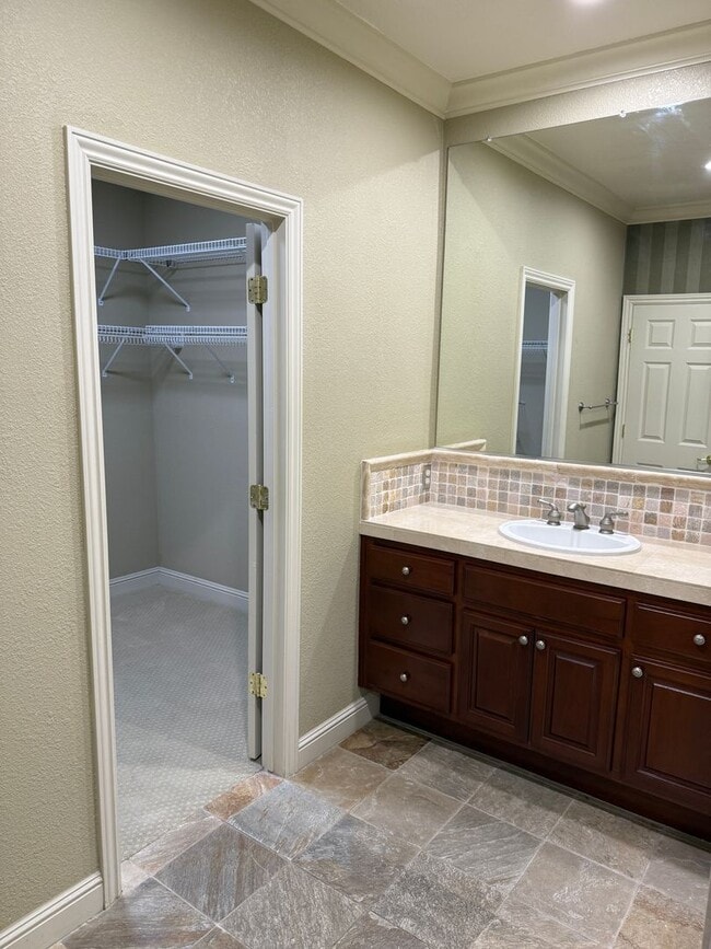 Building Photo - Beautiful 3 bedroom plus loft and office in highly sought Serrano community!