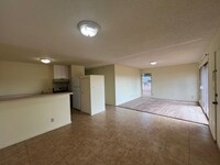 Building Photo - 4 Bedroom/2 bath Duplex with shared carpor...