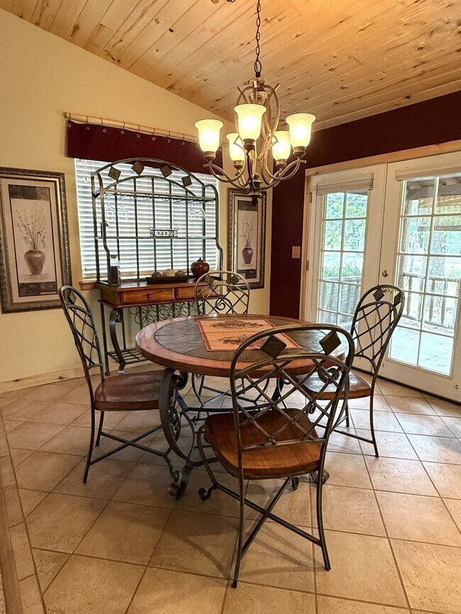 Building Photo - Beautiful 3BD/2BA Home In Lake Forest Comm...