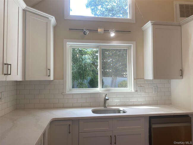Building Photo - 15 Crestview Dr