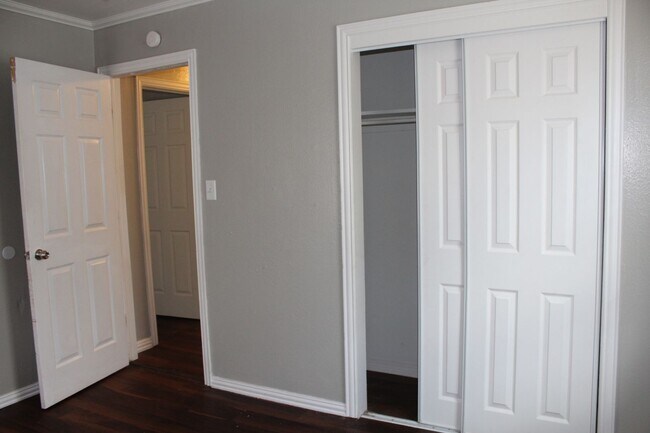 Building Photo - Comfy & Practical!