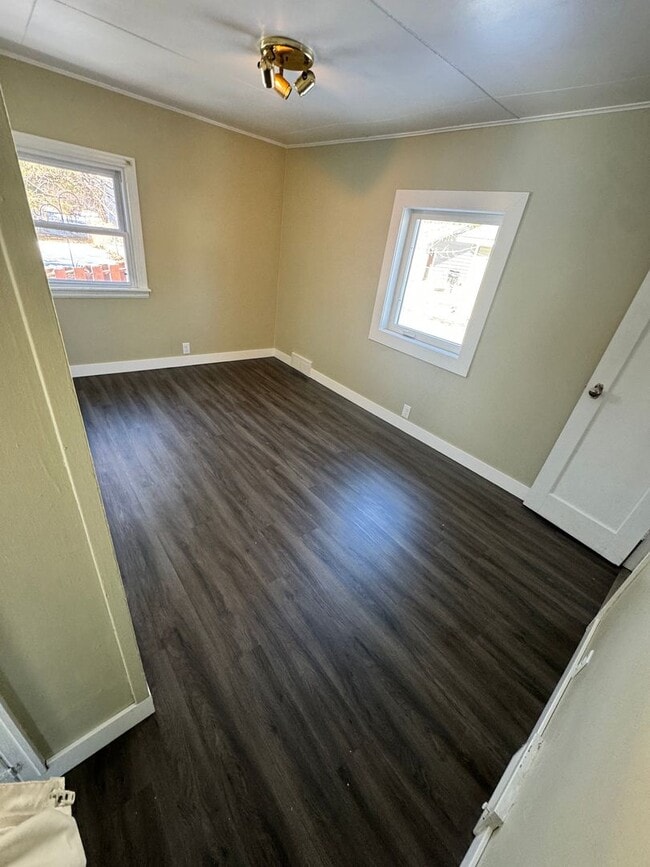 Building Photo - 2 Bedroom/ 1 Bath Home