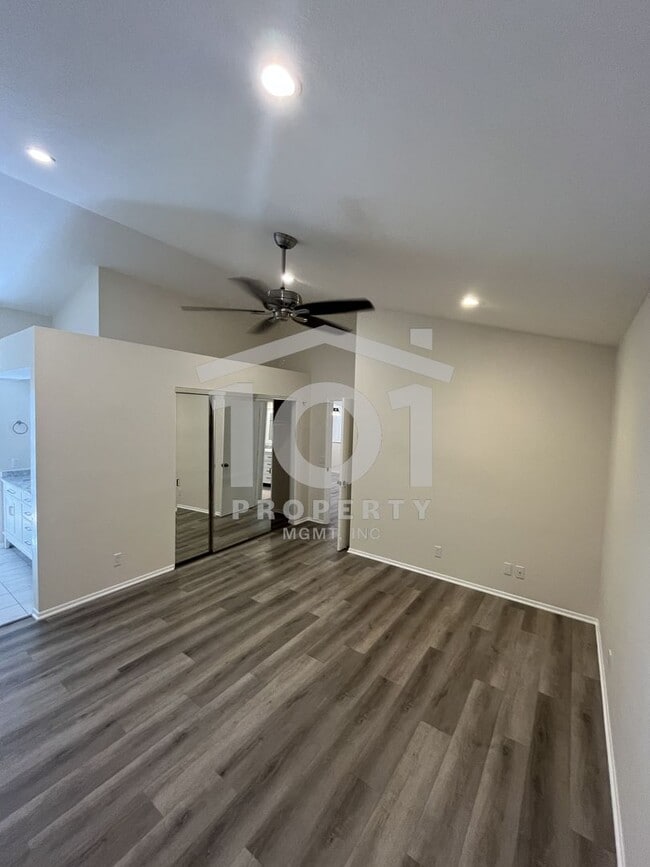 Building Photo - Charming and spacious single-level 2-bedroom, 2-bath condo