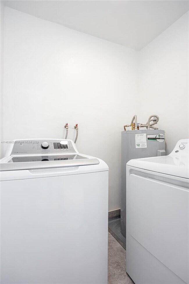 Building Photo - 3340 NE 13th Ave