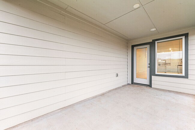 Building Photo - 6611 Castella Dr