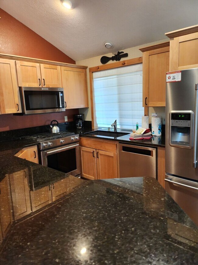 Building Photo - Seasonal Rental - Available through April 30, 2026