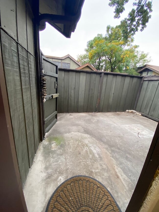 Building Photo - 4634 Country Creek Dr