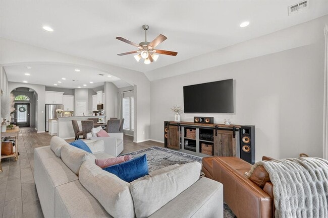 Building Photo - 209 Lacey Oak Lp