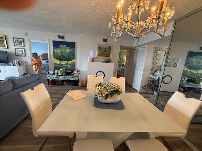 Building Photo - 1523 E Hillsboro Blvd