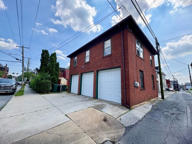 Building Photo - 2 Bedroom 1 Bathroom in Lebanon with Large...