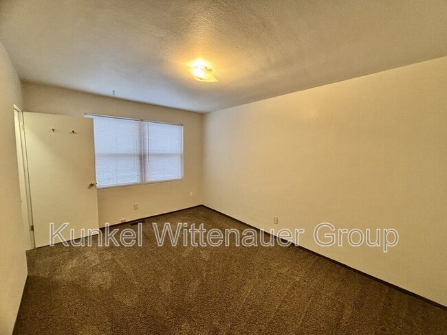 Building Photo - 4 Hickory Ct