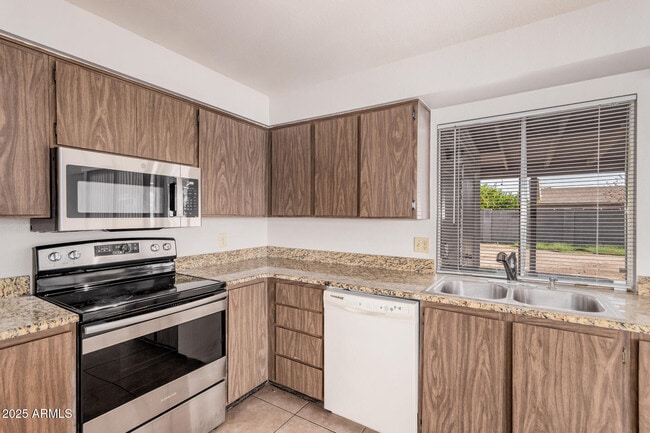 Building Photo - 5505 W Sunnyslope Ln