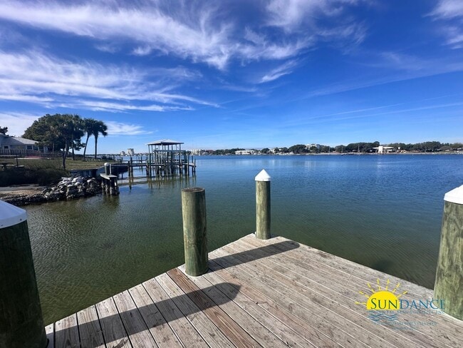 Building Photo - Charming Two-Story Townhome Near the Beach!