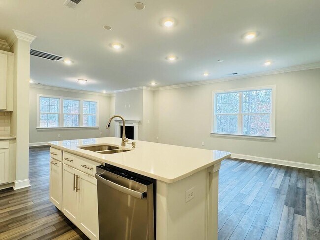 Building Photo - Single Family 4 Bedroom 3 Bathroom for Rent - Guest Bedroom Down