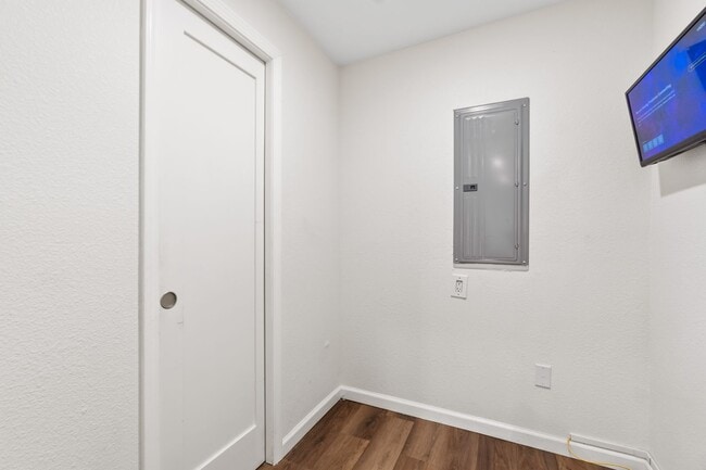 Building Photo - 865 N Ulmer St