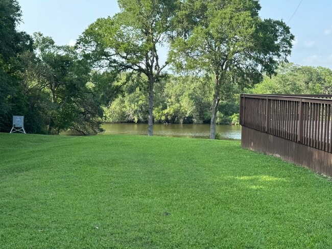 Building Photo - 772 Riverside Dr