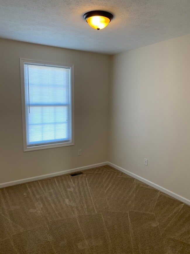 Building Photo - 3 BR 2.5 Bath Townhouse