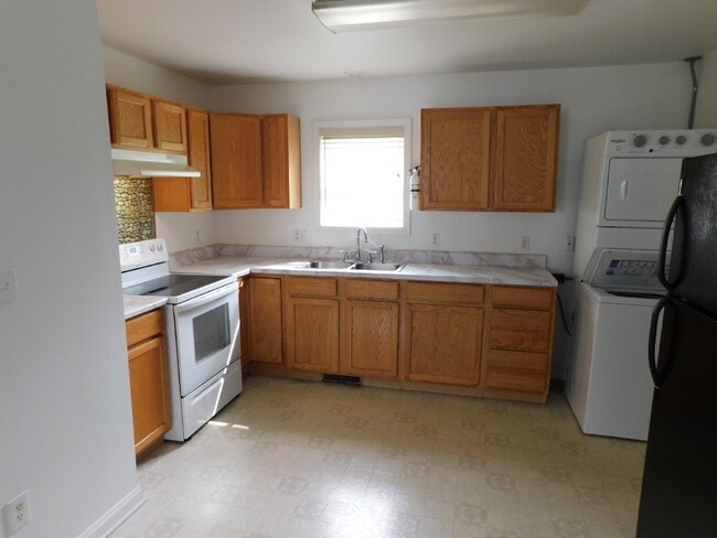Building Photo - Ranch Style Private Entry Duplex
