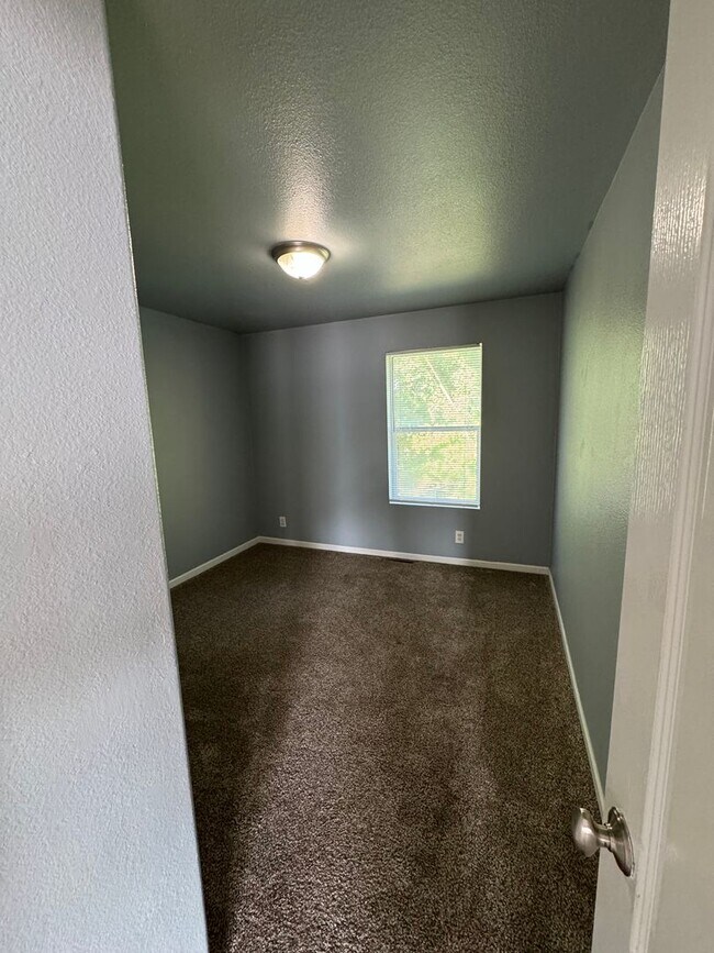 Building Photo - 777 Hilltop Dr