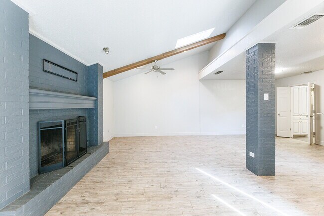 Building Photo - Spacious 3/2/2