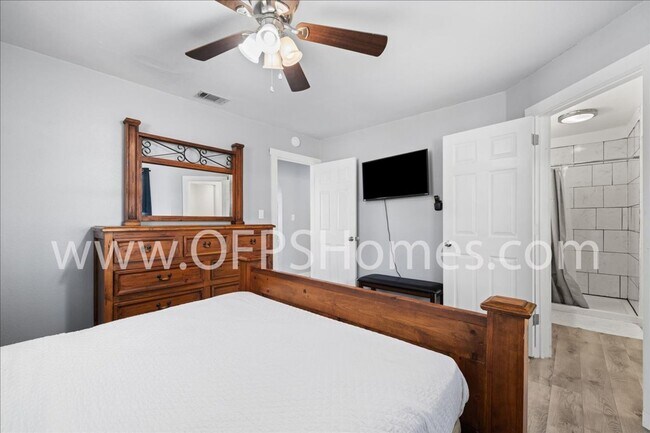 Building Photo - 13885 FL-20