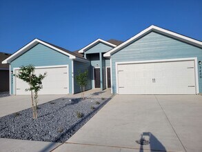 Building Photo - Luxury Duplex 3/2 in Seguin