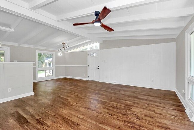 Building Photo - Beautifully Renovated 3BD/1BA Ranch in Sen...