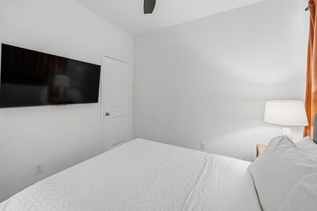 Building Photo - *COMING SOON* Kitchen Lovers Dream – Tons of Cabinet Space & Included Appliances!