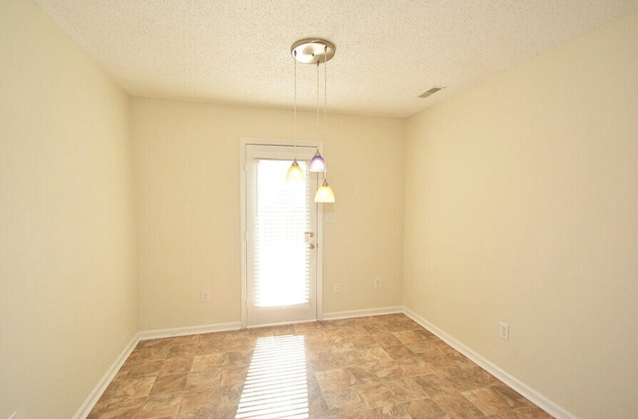 Building Photo - 15224 Fawn Meadow Dr