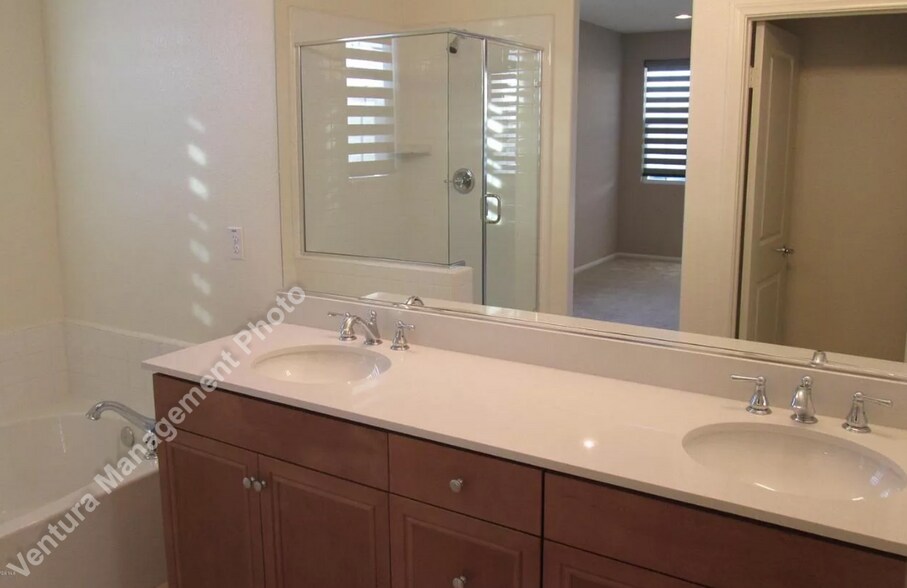 Building Photo - 523 Pioneer St