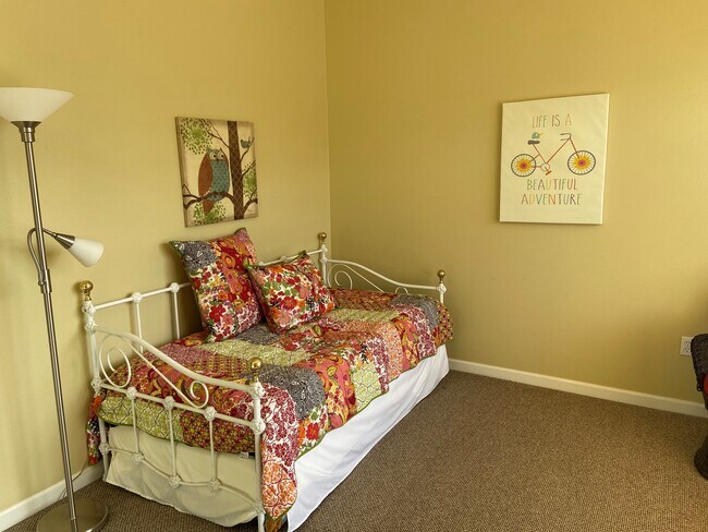 Daybed and Trundle in second bedroom - 2408 Main St