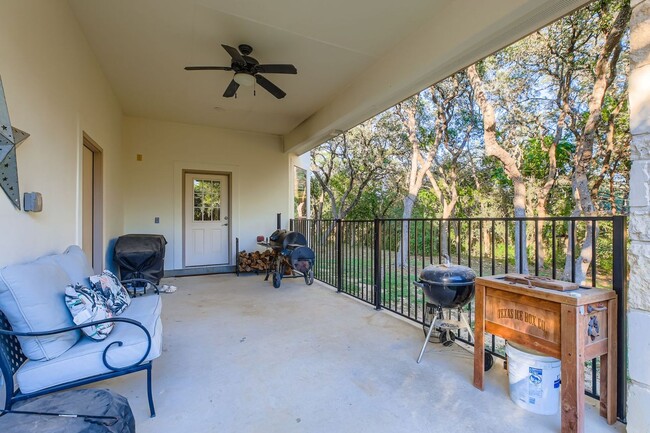 Building Photo - Large 4 bedroom home on 1 acre with lawn c...