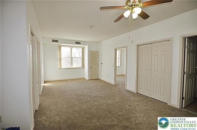 Building Photo - 2121 Hokendauqua Ave