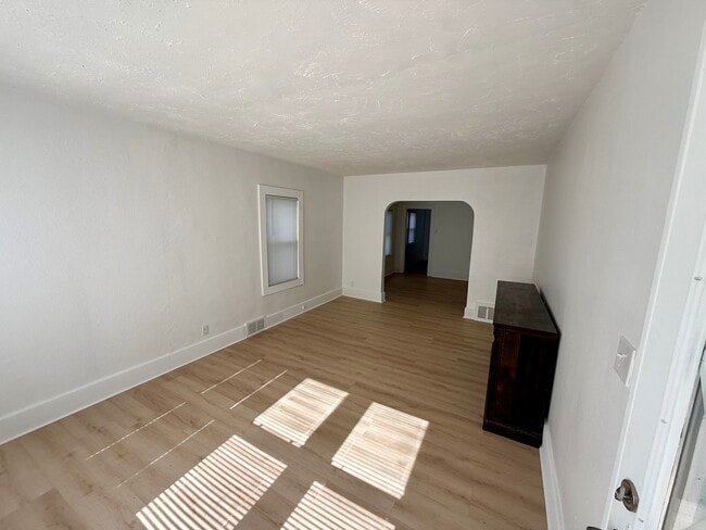 Building Photo - 146 Bondie St