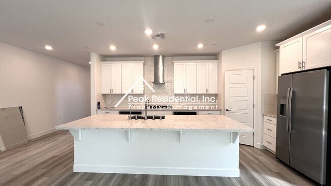Building Photo - Still looks new. 4-bedroom home in North N...