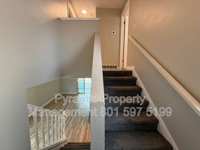 Building Photo - 682 E Malibu Dr