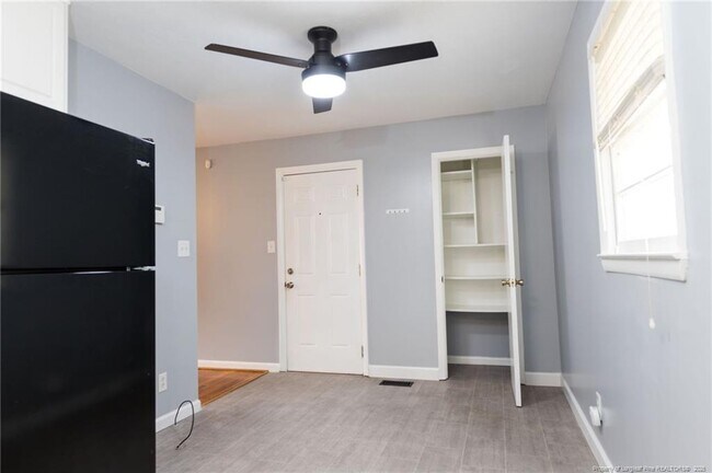 Building Photo - 3858 Red Oak Dr