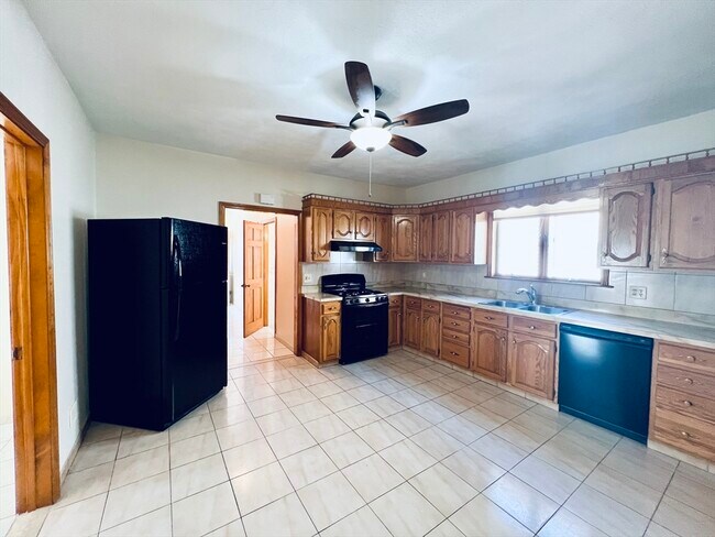 Building Photo - 34 Medford St