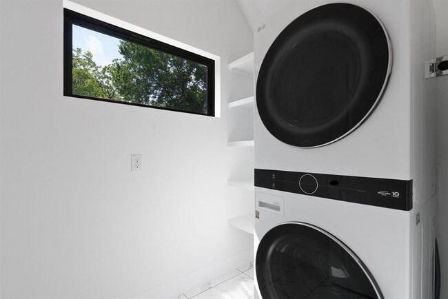 Building Photo - 2102 Eva St