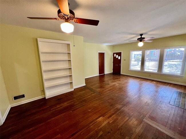 Building Photo - 302 Park Ln