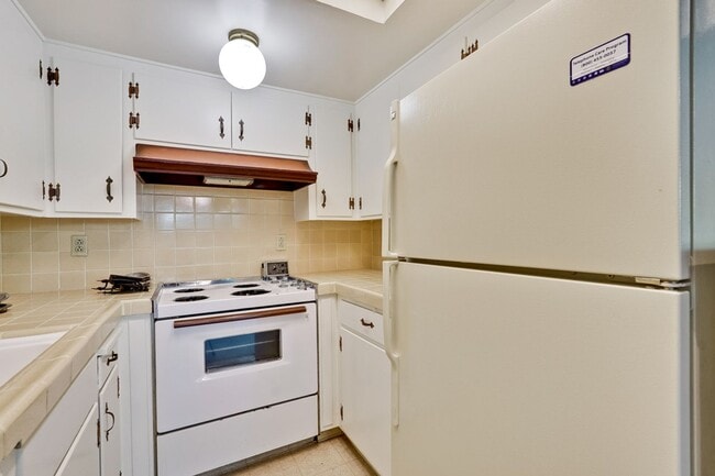 Building Photo - 2 Bedroom 1 Bath Two Story Townhome