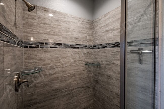 Building Photo - DON'T MISS THIS THREE BEDROOM TOWNHOUSE IN A PRIME LOCATION