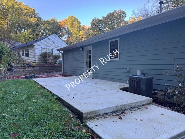 Building Photo - 1110 Fernway Cir