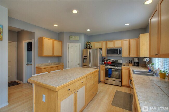 Building Photo - 3 Bedroom Maple Valley Home