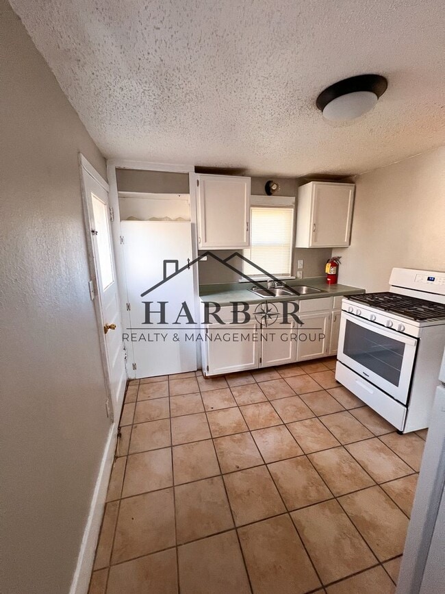 Building Photo - Recently Renovated 2 Bedroom Home!! Special: Half Off First Months Rent