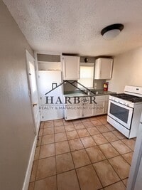 Building Photo - Recently Renovated 2 Bedroom Home!! Special: Half Off First Months Rent
