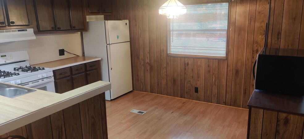 Building Photo - 102 Helms Cir