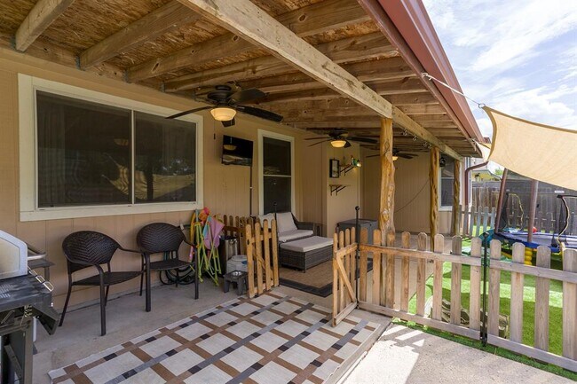 Building Photo - 906 Iris Dr